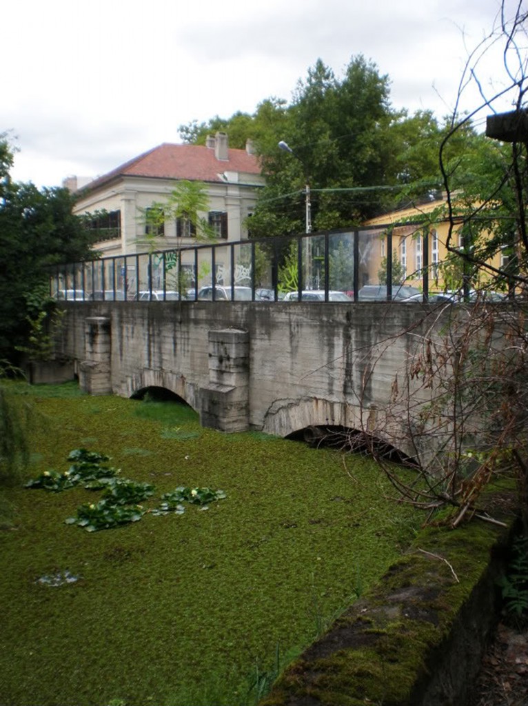 jezero Malom od zunaj, kjer se ne opazi, da se spodaj skriva obsežen jamski sistem